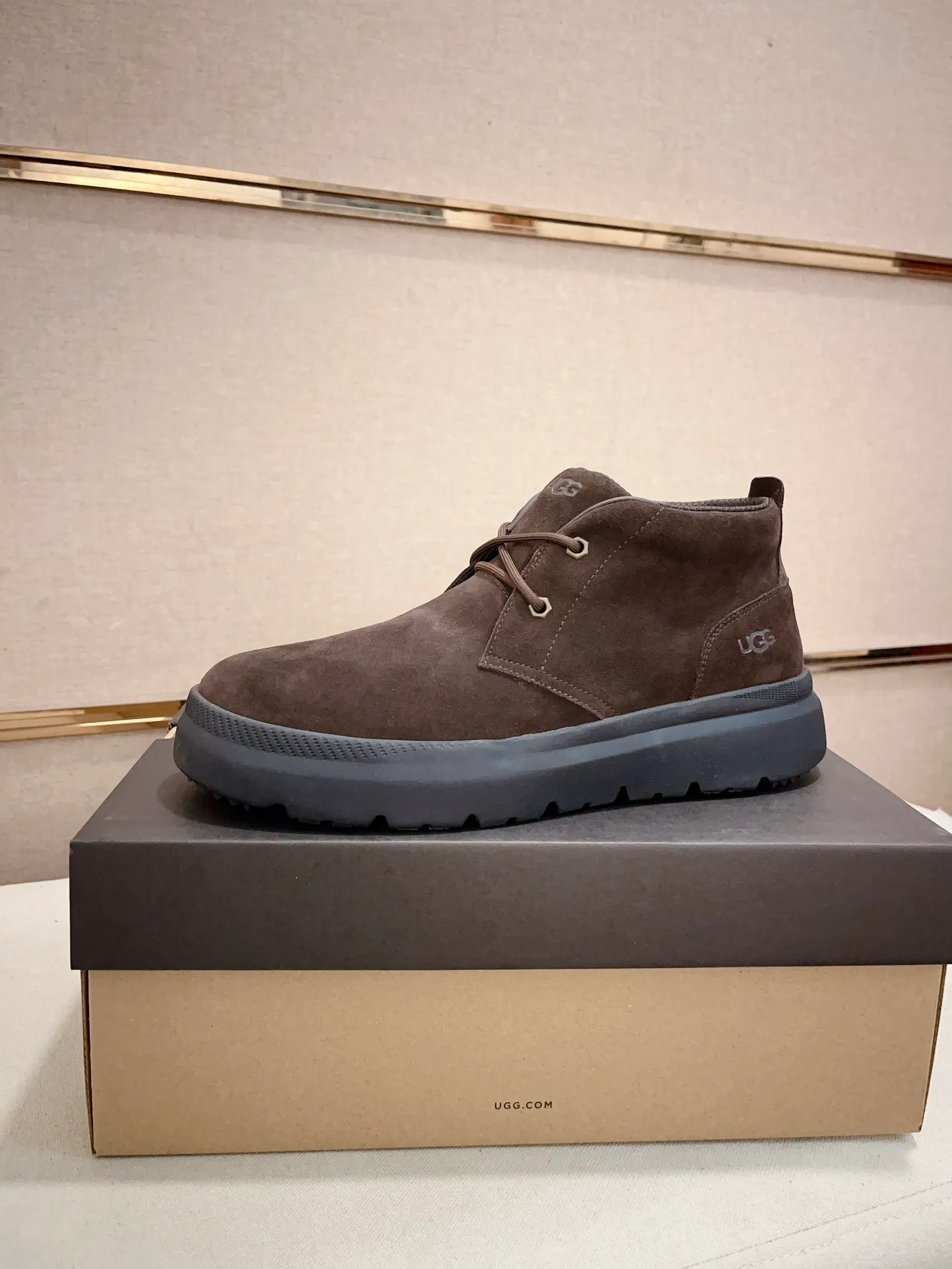 Men's shoes💰: 600💰(high-end goods) UGG❄️❄️Latest model 1:1⃣️quality, fabric: high-end quality first-layer cowhide imported from Europe. Lining: wool lining, sole: pure imported rubber foam outsole. ❤️High-end goods, fine workmanship, trendy and fashionable. The fit is very classy. If you know the goods, you will definitely not be able to refuse😍😍Code number: 41-45. Can be customized 46.47.